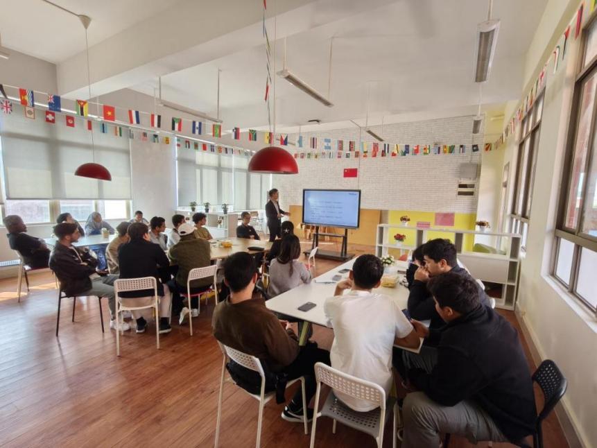 國際學院舉辦2025級來華留學生職業規劃座談會，廣州勞務服務助力留學人才融入本地發展